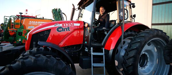 رئيس وزراء روسيا دميتري ميدفيديف يتفقد منتجات مصنع الآلات في مدينة كراسنودار - سبوتنيك عربي