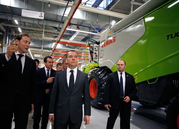 رئيس وزراء روسيا دميتري ميدفيديف يزور مصنع الآلات في مدينة كراسنودار - سبوتنيك عربي