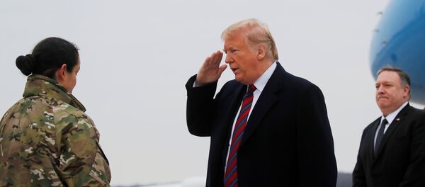 ترامب يحيي الرقيبة دانييل هرميلا قائد عمليات القوات الجوية للقوات المسلحة في قاعدة دوفر الجوية أثناء مشاركته مع وزير الخارجية مايك بومبيو في مراسم نقل جثامين أربعة من العسكريين والمواطنين الأمريكيين قُتلوا خلال هجوم وقع مؤخراً في سوريا ترامب يحيي الرقيبة دانييل هرميلا قائد عمليات القوات الجوية للقوات المسلحة في قاعدة دوفر الجوية أثناء مشاركته مع وزير الخارجية مايك بومبيو في مراسم نقل جثامين أربعة من العسكريين والمواطنين الأمريكيين قُتلوا خلال هجوم وقع مؤخراً في سوريا - سبوتنيك عربي