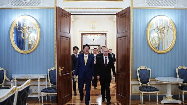 الرئيس الروسي، فلاديمير بوتين خلال لقائه رئيس الوزراء الياباني شينزو آبي في موسكو، 22 يناير/ كانون الثاني 2019 - سبوتنيك عربي