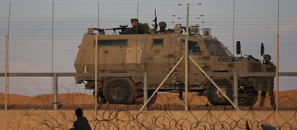 متظاهرون فلسطينيون في مواجهة القوات الإسرائيلية خلال احتجاج على السياج الحدودي بين إسرائيل وقطاع غزة - سبوتنيك عربي