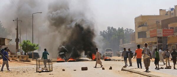 متظاهرون سودانيون يحرقون إطارات بالقرب من منزل أحد المتظاهرين الذي توفي جراء إصابته بعيار ناري خلال مظاهرات مناهضة للحكومة في الخرطوم متظاهرون سودانيون يحرقون إطارات بالقرب من منزل أحد المتظاهرين الذي توفي جراء إصابته بعيار ناري خلال مظاهرات مناهضة للحكومة في الخرطوم - سبوتنيك عربي