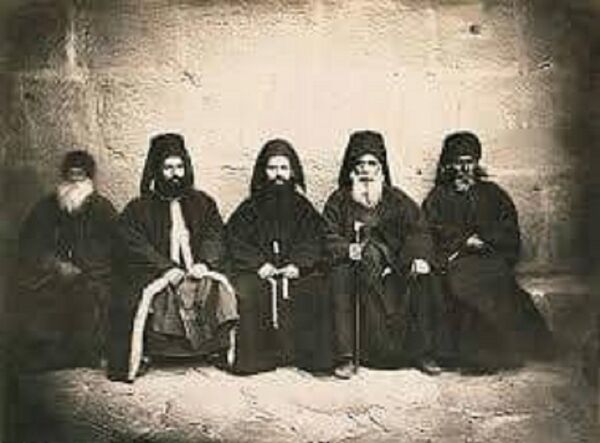 صورة نادرة للبطريرك غريغورس الرابع حداد ومعه ممثل الكنيسة الروسية وممثل القيصر نيقولا الثاني داخل الهيكل في كنيسة القديس جوارجيوس في إزرع عام 1911، يوم تدشين القبة والترميم وهذة الصورة اخذها المصور والمؤرخ الفرنسي بونفيس - سبوتنيك عربي