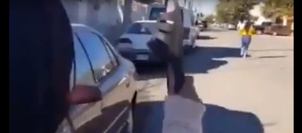 أم تصيب ابنتها بـ الشبشب بمهارة على بعد أمتار منها - سبوتنيك عربي