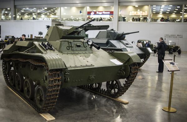 الدبابة السوفيتية الخفيفة تي-60 في المعرض الدولي للمعدات العسكرية التاريخية موتوري فويني في قاعة المعارض كروكوس إكسبو في موسكو - سبوتنيك عربي