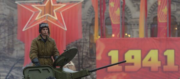 العرض العسكري بمناسبة العرض الأسطوري 7 نوفمبر/ تشرين الثاني 1941، جندي على دبابة تي-60 - سبوتنيك عربي