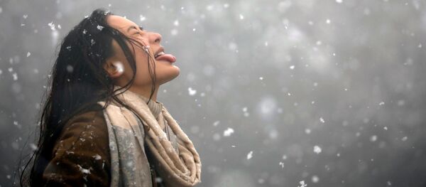 فتاة تحاول التقاط الثلج بلسانها في كاتماندو، نيبال 23 يناير/ كانون الثاني 2019 - سبوتنيك عربي