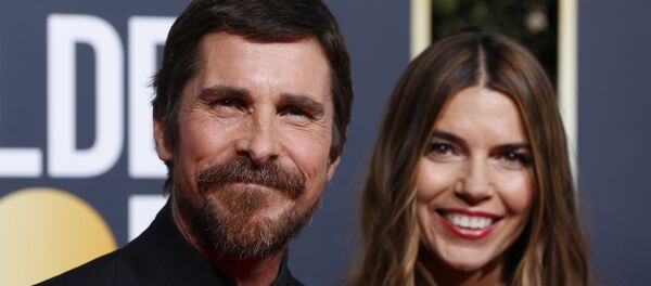 الممثل البريطاني كريستيان بيل مع زوجته سيبي بليزيك - سبوتنيك عربي