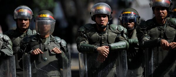 قوات الأمن تحرس مدخل مبنى عسكري في وسط مدينة كراكاس في فنزويلا - سبوتنيك عربي