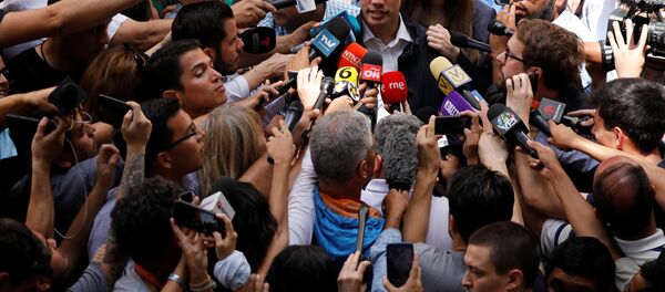 مظاهرات عارمة في أنحاء فنزويلا، وأنصار زعيم المعارضة الفنزويلي خوان غوايدو يطالبون بتنحي رئيس البلاد نيكولاس مادورو، 27 يناير/ كانون الثاني 2019 - سبوتنيك عربي