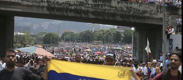 مظاهرات عارمة في أنحاء فنزويلا، وأنصار زعيم المعارضة الفنزويلي خوان غوايدو يطالبون بتنحي رئيس البلاد نيكولاس مادورو، يناير/ كانون الثاني 2019 مظاهرات عارمة في أنحاء فنزويلا، وأنصار زعيم المعارضة الفنزويلي خوان غوايدو يطالبون بتنحي رئيس البلاد نيكولاس مادورو، يناير/ كانون الثاني 2019 - سبوتنيك عربي