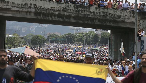 مظاهرات عارمة في أنحاء فنزويلا، وأنصار زعيم المعارضة الفنزويلي خوان غوايدو يطالبون بتنحي رئيس البلاد نيكولاس مادورو، يناير/ كانون الثاني 2019 - سبوتنيك عربي