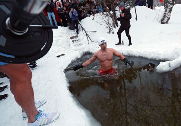 الروسي أندريه لوبكوف، صاحب الأرقام القياسية غينيس، يسجل رقم قياسي عالمي جديد في رفع الأثقال في مياه جليدية - سبوتنيك عربي