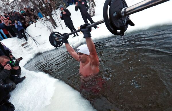 الروسي أندريه لوبكوف، صاحب الأرقام القياسية غينيس، يسجل رقم قياسي عالمي جديد في رفع الأثقال في مياه جليدية - سبوتنيك عربي
