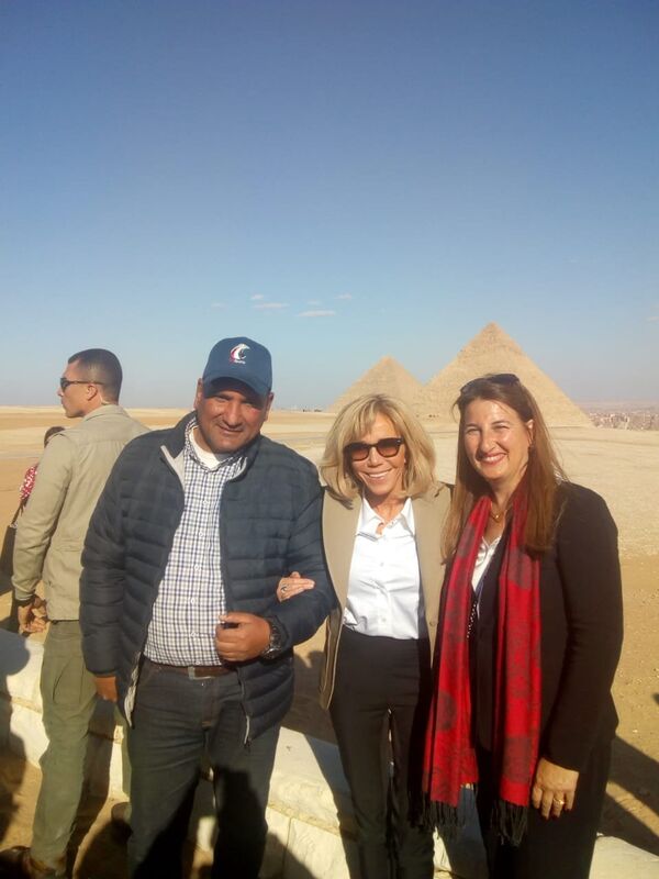 بريجيت ماكرون أمام أهرامات الجيزة في العاصمة المصرية القاهرة، 28 يناير/كانون الثاني 2019 - سبوتنيك عربي