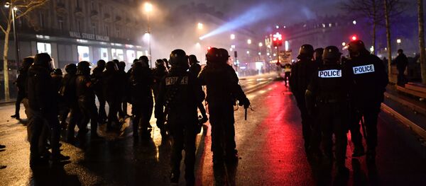 استمرار احتجاجات السترات الصفراء في باريس، فرنسا يناير/ كانون الثاني 2019 - سبوتنيك عربي