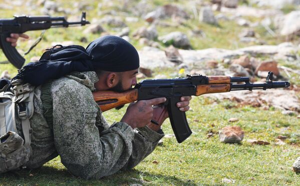 تدريبات لعسكريين سوريين ووحدات الدفاع االوطني السوري، تحت إشراف خبراء عسكريين روس، في أحد معسكرات التدريب في سوريا - سبوتنيك عربي