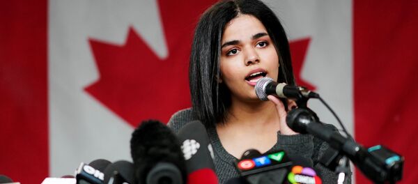 الفتاة السعودية رهف محمد القنون خلال مؤتمر صحفي في تورونتو، كندا 15 يناير/ كانون الثاني 2019 - سبوتنيك عربي