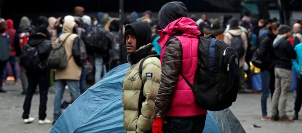 الشرطة الفرنسية تقوم بإجلاء مخيم للمهاجرين، اللاجئين، في باريس، فرنسا 29 يناير/ كانون الثاني 2019 - سبوتنيك عربي