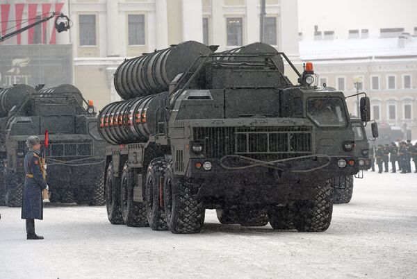 العرض العسكري بمناسبة مرور الذكرى الـ 75 لكسر حصار لينينغراد في عام 1943 في فترة الحرب الوطنية العظمى (1941-1945) - منظومة إس-400 (تريومف) - سبوتنيك عربي