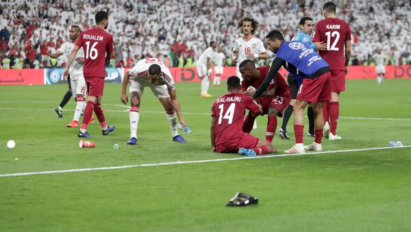 جماهير الإمارات ترمي أحذية على لاعبي قطر بعد مبارة نصف نهائي كأس آسيا 2019 - سبوتنيك عربي
