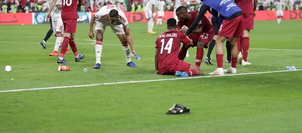 جماهير الإمارات ترمي أحذية على لاعبي قطر بعد مبارة نصف نهائي كأس آسيا 2019 - سبوتنيك عربي