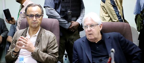 رئيس بعثة المراقبين الأمميين في اليمن الجنرال الهولندي السابق باتريك كمارت مع مبعوث الأمم المتحدة البريطاني مارتن غريفيث - سبوتنيك عربي