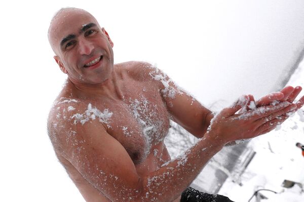 حامل الرقم القياسي العالمي للغوص العميق أحمد جبر، يغطس تحت الجليد في قاعدة النادي تحت الماء بياتي إليمينت (العنصر الخامس) في أميرفيسك في منطقة شيولكوفسكي في ضواحي موسكو - سبوتنيك عربي