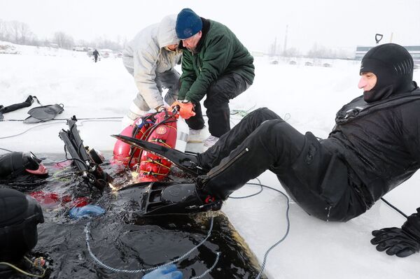  الغطاس المصري العالمي أحمد جبر يسجل رقم قياسي في موسوعة غينيس للأرقام القياسية - حامل الرقم القياسي العالمي للغوص العميق أحمد جبر، يغطس تحت الجليد في قاعدة النادي تحت الماء بياتي إليمينت (العنصر الخامس) في أميرفيسك في منطقة شيولكوفسكي في ضواحي موسكو. - سبوتنيك عربي