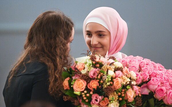 مصممة أزياء الشيشانية عائشة قاديروف خلال عرض أزياء لدار فردوس في إطار أسبوع الموضة مرسيدس-بينز خريف-شتاء 2017/2018 - سبوتنيك عربي