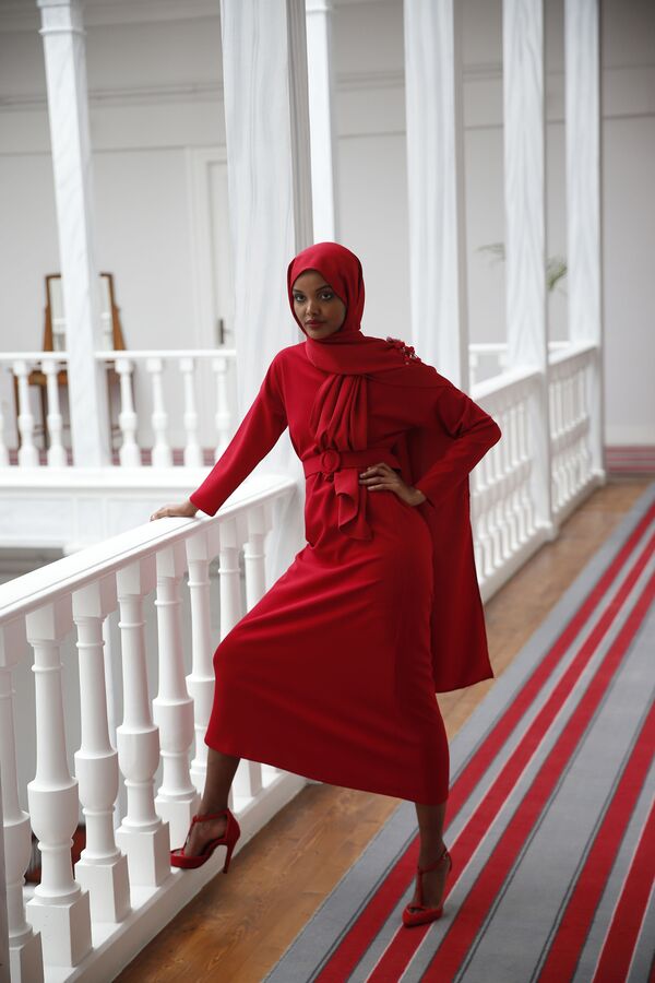 عارضة أزياء حليمة عدنأثناء جلسة تصوير لمجلة Modanisa في بويوكادا، أكبر جزر الأميرات في بحر مرمرة  بالقرب من اسطنبول، تركيا 25 مارس/ آذار 2018 - سبوتنيك عربي