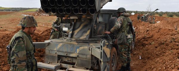 جنود الجيش العربي السوري خلال مناورات في مواقع خطوط الهجوم الأمامية في حي مدينة منبج في محافظة حلب، سوريا - سبوتنيك عربي