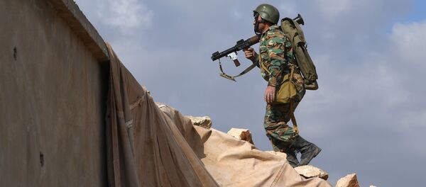 جنود الجيش العربي السوري خلال مناورات في مواقع خطوط الهجوم الأمامية في حي مدينة منبج في محافظة حلب، سوريا - سبوتنيك عربي