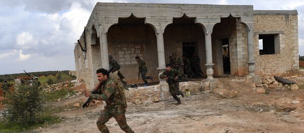 جنود الجيش العربي السوري خلال مناورات في مواقع خطوط الهجوم الأمامية في حي مدينة منبج في محافظة حلب، سوريا - سبوتنيك عربي