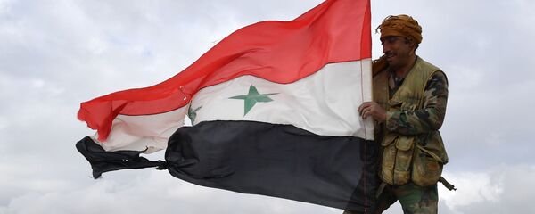 جنود الجيش العربي السوري خلال مناورات في مواقع خطوط الهجوم الأمامية في حي مدينة منبج في محافظة حلب، سوريا - سبوتنيك عربي