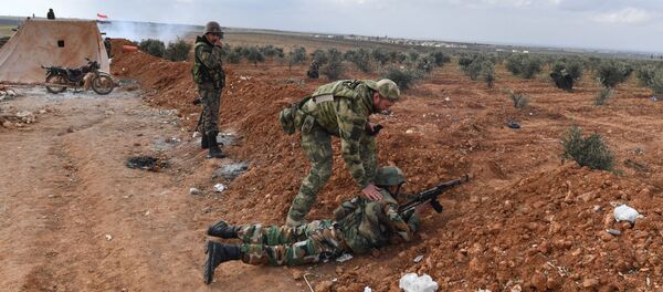 جنود الجيش العربي السوري خلال مناورات في مواقع خطوط الهجوم الأمامية في حي مدينة منبج في محافظة حلب، سوريا - سبوتنيك عربي