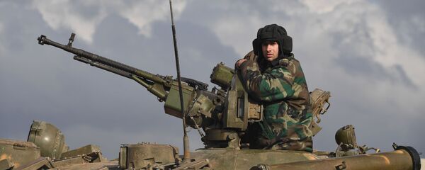 جنود الجيش العربي السوري خلال مناورات في مواقع خطوط الهجوم الأمامية في حي مدينة منبج في محافظة حلب، سوريا - سبوتنيك عربي