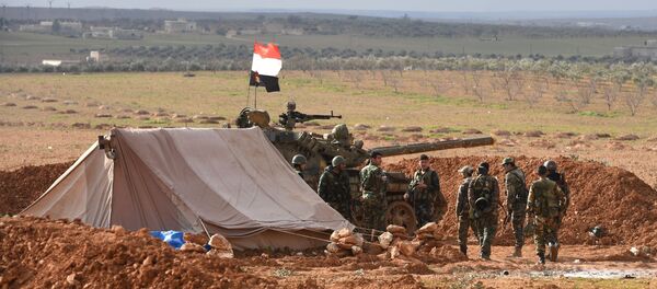 جنود الجيش العربي السوري خلال مناورات في مواقع خطوط الهجوم الأمامية في حي مدينة منبج في محافظة حلب، سوريا - سبوتنيك عربي