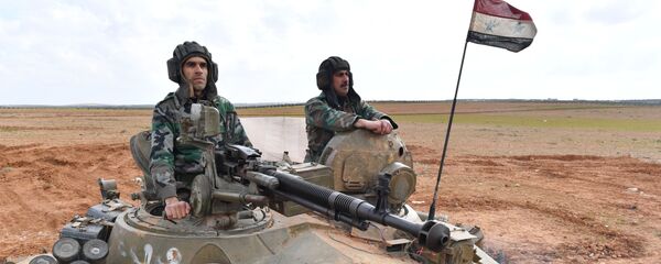 جنود الجيش العربي السوري خلال مناورات في مواقع خطوط الهجوم الأمامية في حي مدينة منبج في محافظة حلب، سوريا - سبوتنيك عربي