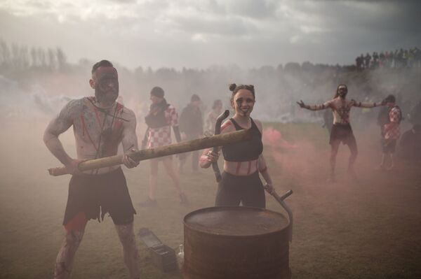 مشاركون وضيوف في سباق Tough Guy بالقرب من ولفرهامبتن، إنجلترا 27 يناير/ كانون الثاني 2019 - سبوتنيك عربي
