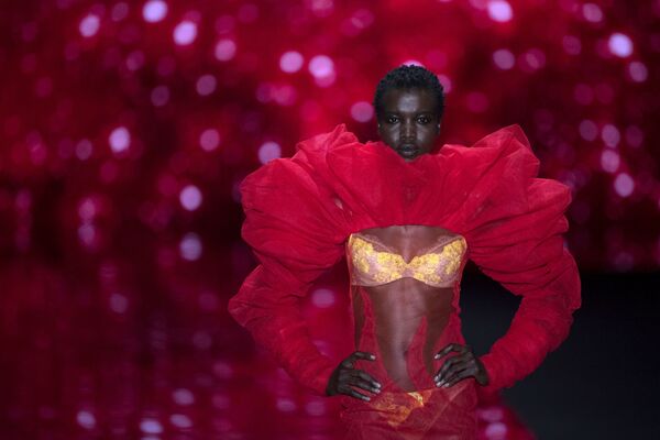 عارضة أزياء تقدم زيا من تصميم المصمم الإسباني أنرديس ساردا، خلال عرض مجموعة أزياء خريف/ شتاء 2019، في إطار أسبوع الموضة مرسيدس-بينز في مدريد، إسبانيا 26 يناير/ كانون الثاني 2019 - سبوتنيك عربي