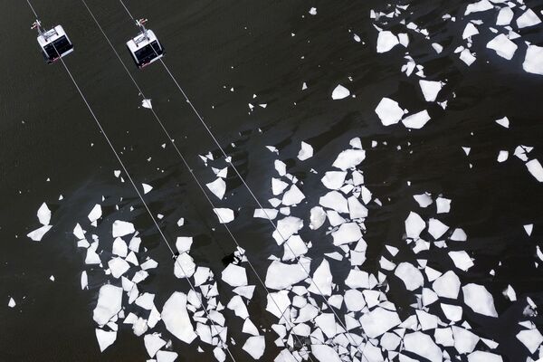 يربط التلفريك منطقة فوروبيوفي غوري (تل الدويري) وملعب لوجنيكي وشارع كوسيغين في موسكو. الطريق التي تؤدي وظائف المشي والنقل والرياضة. هناك ثلاث محطات على الطريق مسافتها 737 مترا: فوروبيوفي غوري (علوية)، نوفايا ليغا و لوجنيكي (سفلى). - سبوتنيك عربي