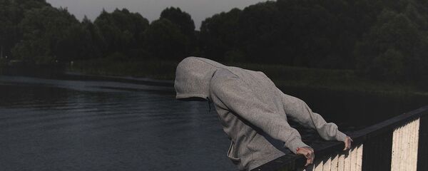 مرهق يقدم على الانتحار  - سبوتنيك عربي