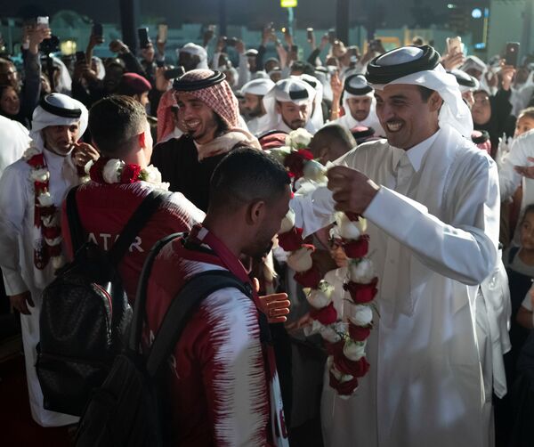 أمير قطر احتفالا بمنتخب بلاده لفوز بكأس آسيا - سبوتنيك عربي