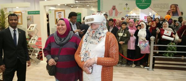 رؤية وزيارة الحرمين الشريفين عبر الواقع الافتراضي في معرض القاهرة الدولي للكتاب الـ 50 - سبوتنيك عربي