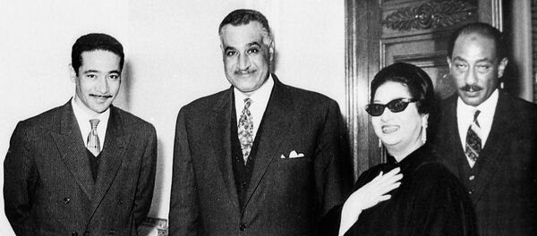 الرئيس المصري جمال عبد الناصر وخلفه أنور السادات (إلى اليمين) مع كوكب الشرق أم كلثوم والملحن المصري محمد الموجي في القاهرة أواخر الستينيات - سبوتنيك عربي