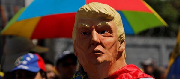 رجل يرتدي قناعا للرئيس الأمريكي دونالد ترامب في مظاهرة حاشدة ضد حكومة الرئيس الفنزويلي نيكولاس مادورو في كاراكاس - سبوتنيك عربي