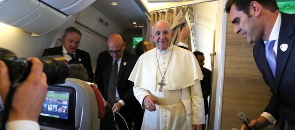 البابا فرانسيس على متن طائرة في طريقها إلى أبو ظبي - سبوتنيك عربي