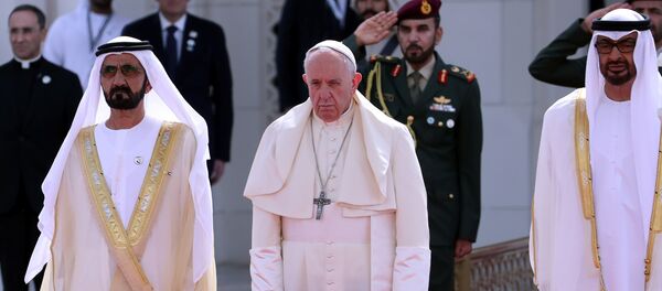 بابا الفاتيكان فرانسيس الأول يتوسط ولي عهد أبو ظبي محمد بن زايد وحاكم دبي محمد بن راشد - سبوتنيك عربي