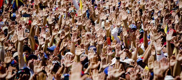 مظاهرات داعمة لزعيم المعارضة الفنزويلية خوان غوايدو في كاراكاس، فنزويلا فبراير/ شباط 2019 - سبوتنيك عربي